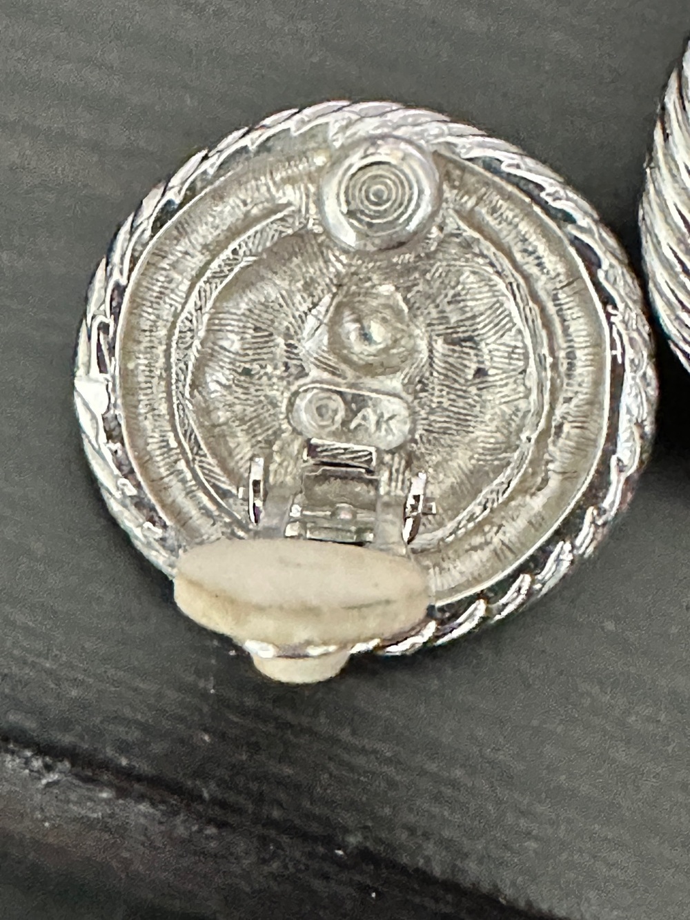 Vtg 80s Two Tone Lion Head Clip Earrings Gold Silver Rope Border Round 1i - Picture 8 of 8